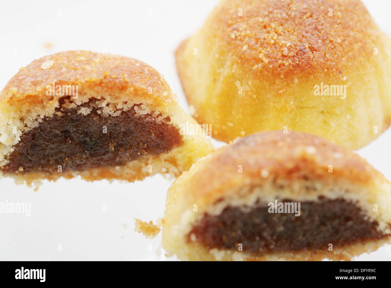 Dessert libanais Maamoul , Tamer bi. Typique libanais cookie de Pâques. L'accent dans le cookie de gauche. Banque D'Images