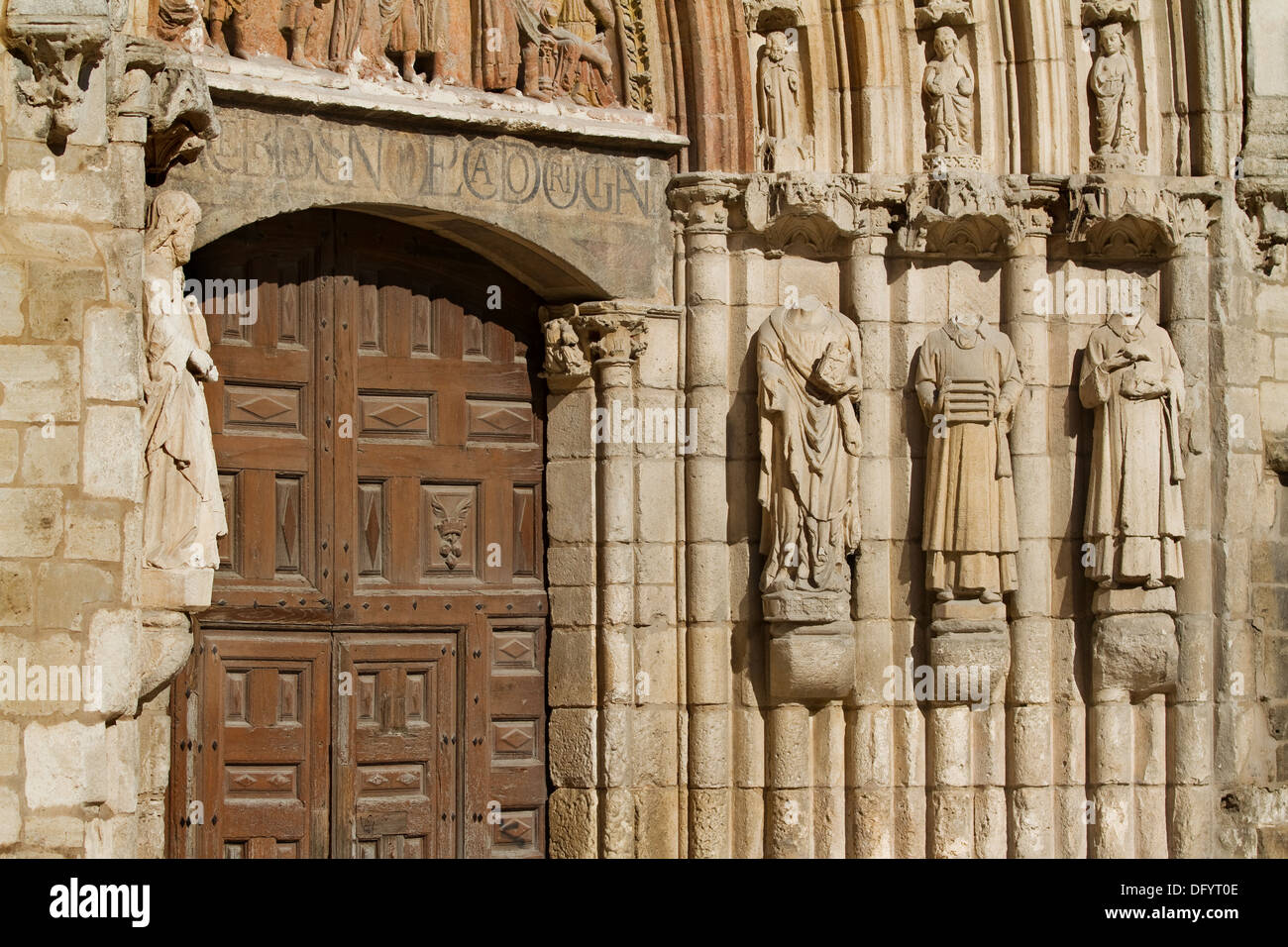 Détail de montants de porte en façade principale de l''église San Esteban, Burgos, Castille et Leon. Espagne Banque D'Images