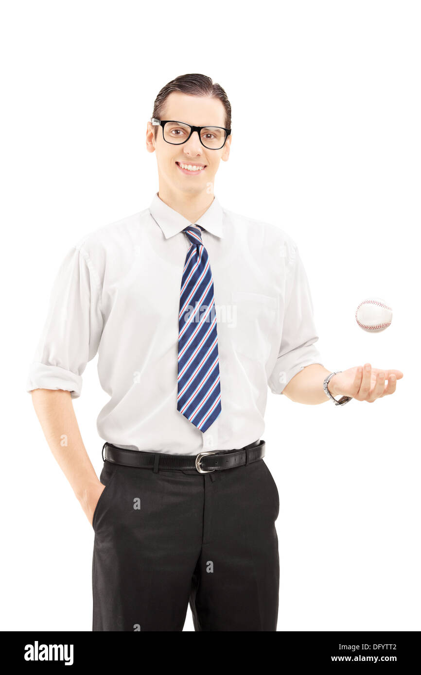 Jeune homme souriant à l'aide de tenir une balle de baseball Banque D'Images