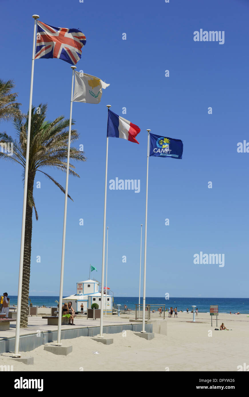 France, Roussillon - Canet en Roussillon, station balnéaire. Des drapeaux. Banque D'Images France, Roussillon - Canet en Roussillon, station balnéaire. Des drapeaux. Banque D'Images
