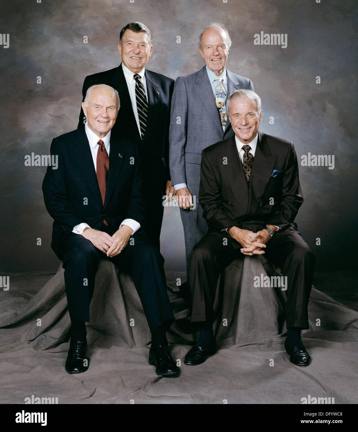 Portrait des quatre autres astronautes 7 Mercure à la réception suivant Alan Shepard's service commémoratif du 5 août 1998. De gauche à droite : John Glenn, Walter Schirra, Gordon Cooper et Scott Carpenter. Carpenter, l'un des sept astronautes de mercure et la deuxième en orbite autour de la terre, mort le 10 octobre 2013 à l'âge de 88. Banque D'Images