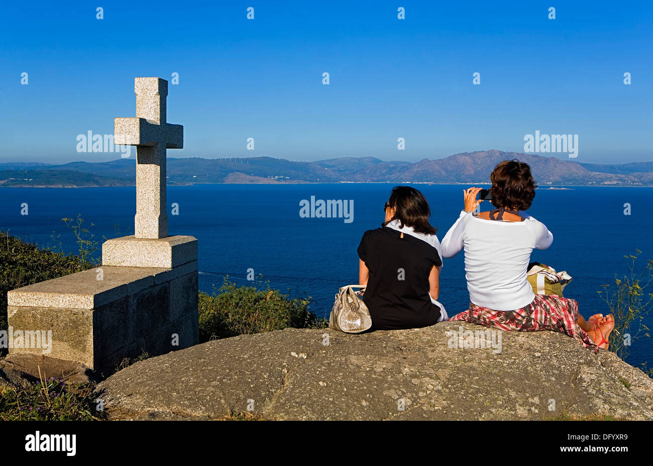 Les touristes et les croix. Le cap Finisterre. Finisterre.CoruÃ±une province.L'Espagne. Camino de Santiago Banque D'Images