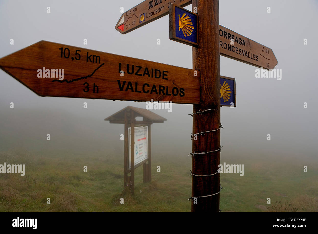 Camino de Santiago des signes. 'Puerto de IbaÃ±etaÂ'. Navarra.Espagne. Camino de Santiago Banque D'Images