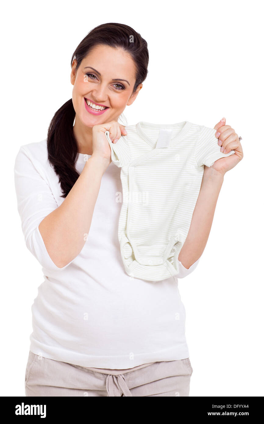 Happy pregnant woman holding baby clothes fond blanc Banque D'Images