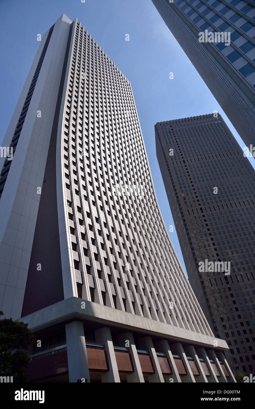 Vue sur la rue d'à côté de la gare de Shinjuku sortie ouest, dans le centre de Tokyo Banque D'Images