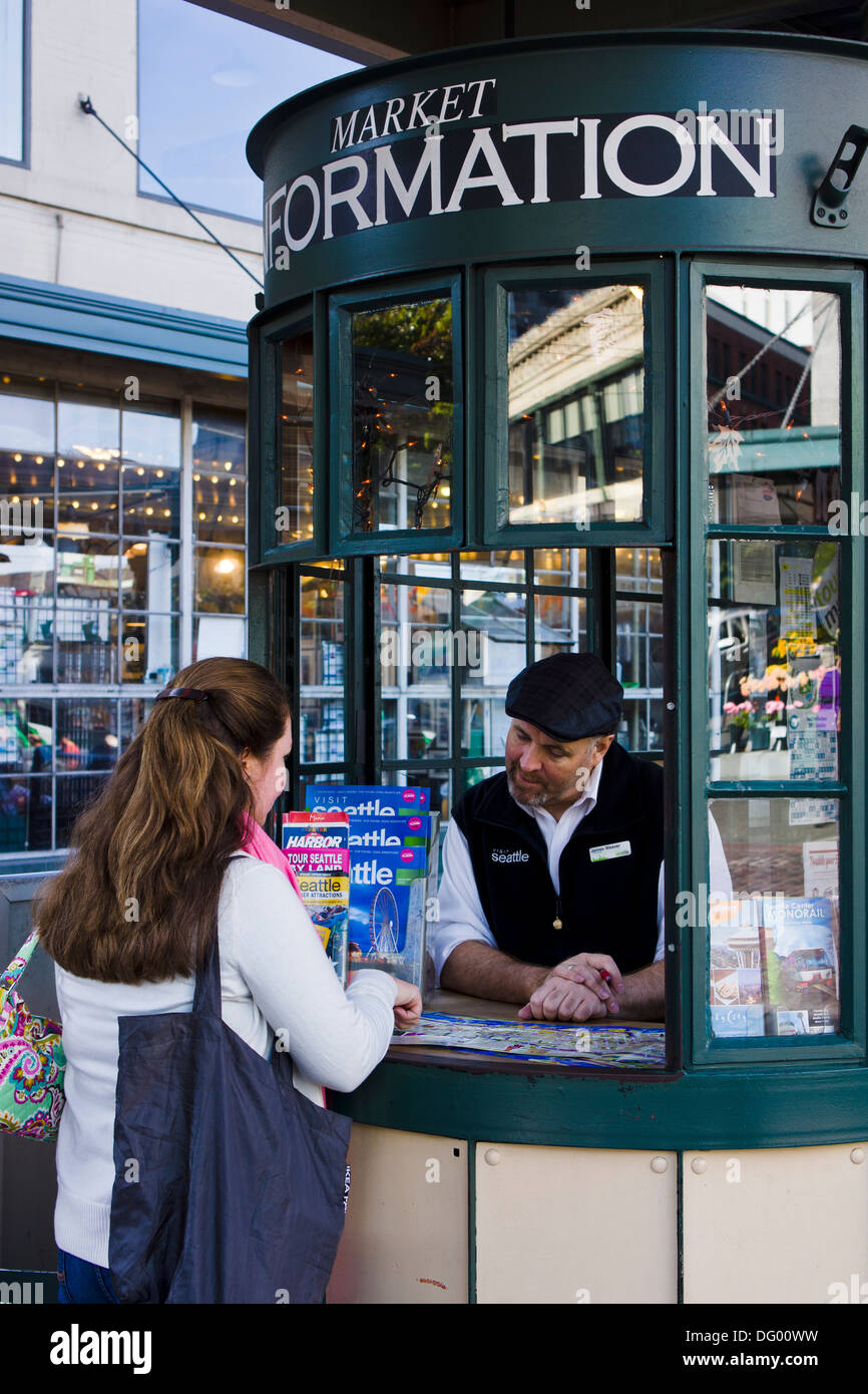 La prise de renseignements touristiques femelle au kiosque d'information touristique à Pike Place Market. Seattle, Washington, USA. Banque D'Images