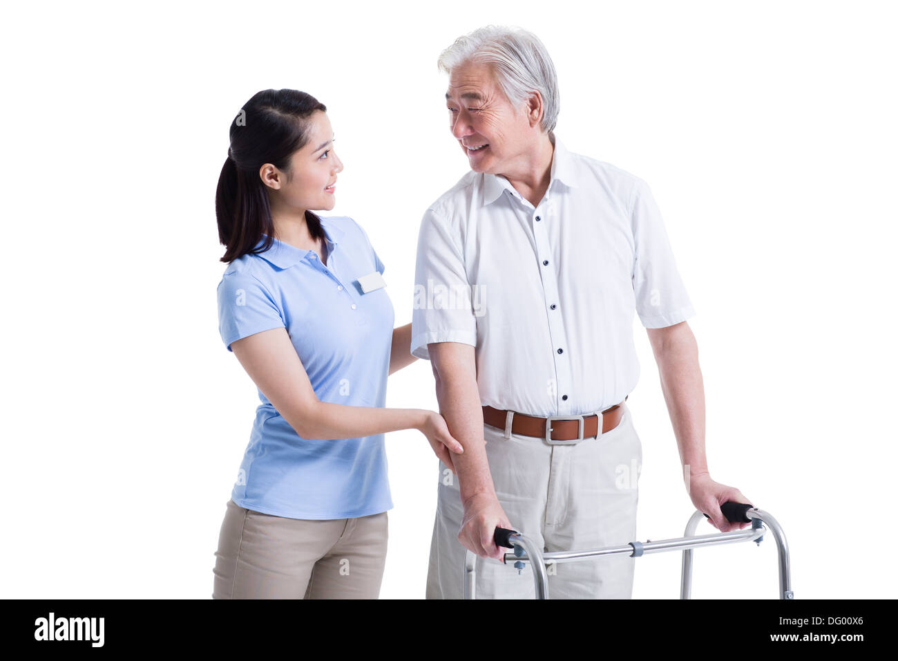 Infirmière auxiliaire féminine senior aidant avec déambulateur Banque D'Images