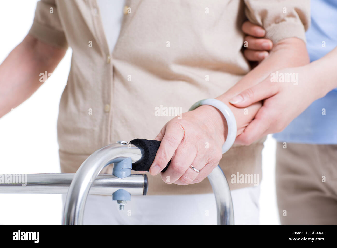 Assistant de soins infirmiers aidant les femme avec déambulateur Banque D'Images