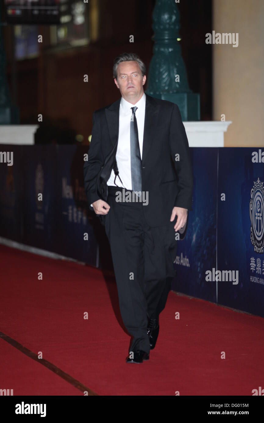 Macao, Chine. Oct 7, 2013. L'acteur Matthew Perry arrive sur le tapis rouge pour le 10e Prix Huading, la libération de l'Enquête de satisfaction global Divertissements Cinéma à Macao, Chine le lundi 7 octobre 2013. © TopPhoto/Alamy Live News Banque D'Images