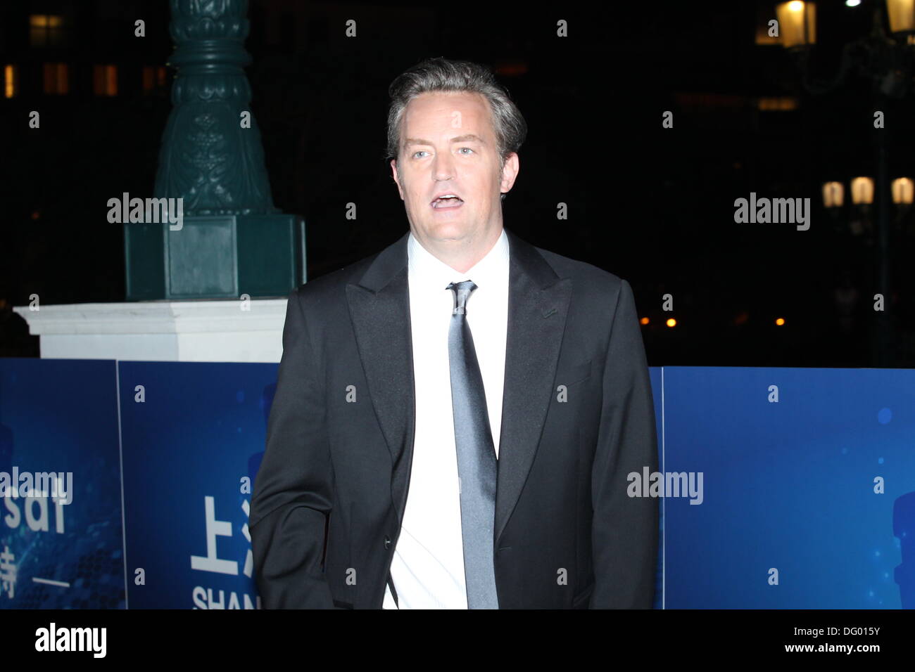 Macao, Chine. Oct 7, 2013. L'acteur Matthew Perry arrive sur le tapis rouge pour le 10e Prix Huading, la libération de l'Enquête de satisfaction global Divertissements Cinéma à Macao, Chine le lundi 7 octobre 2013. © TopPhoto/Alamy Live News Banque D'Images