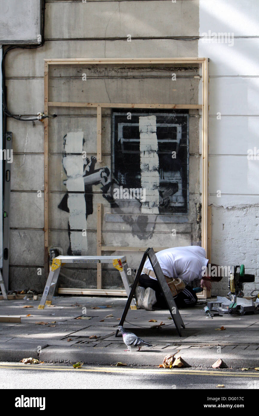 Comme chaque un Banksy Mahem encaisse dedans sur précédemment couverts pour 2 ans CASH MACHINE GIRL litige de propriété Banque D'Images