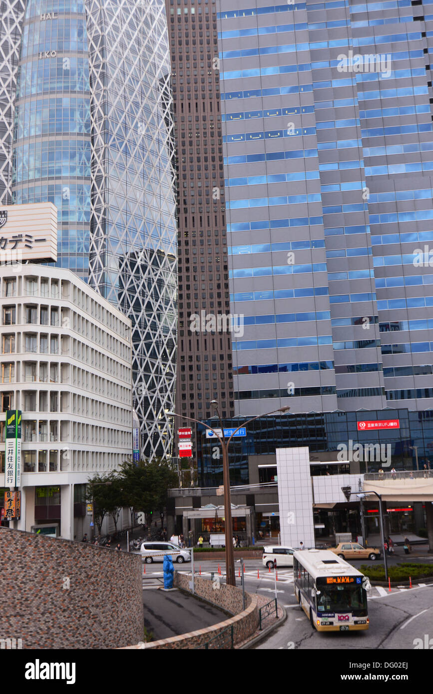 Vue sur la rue d'à côté de la gare de Shinjuku sortie ouest, dans le centre de Tokyo Banque D'Images