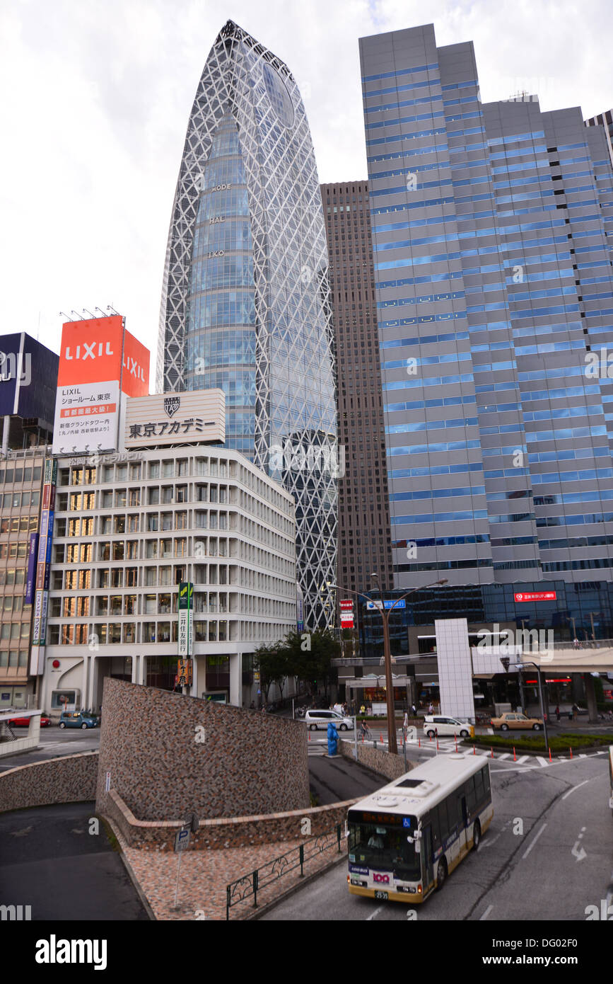 Vue sur la rue d'à côté de la gare de Shinjuku sortie ouest, dans le centre de Tokyo Banque D'Images