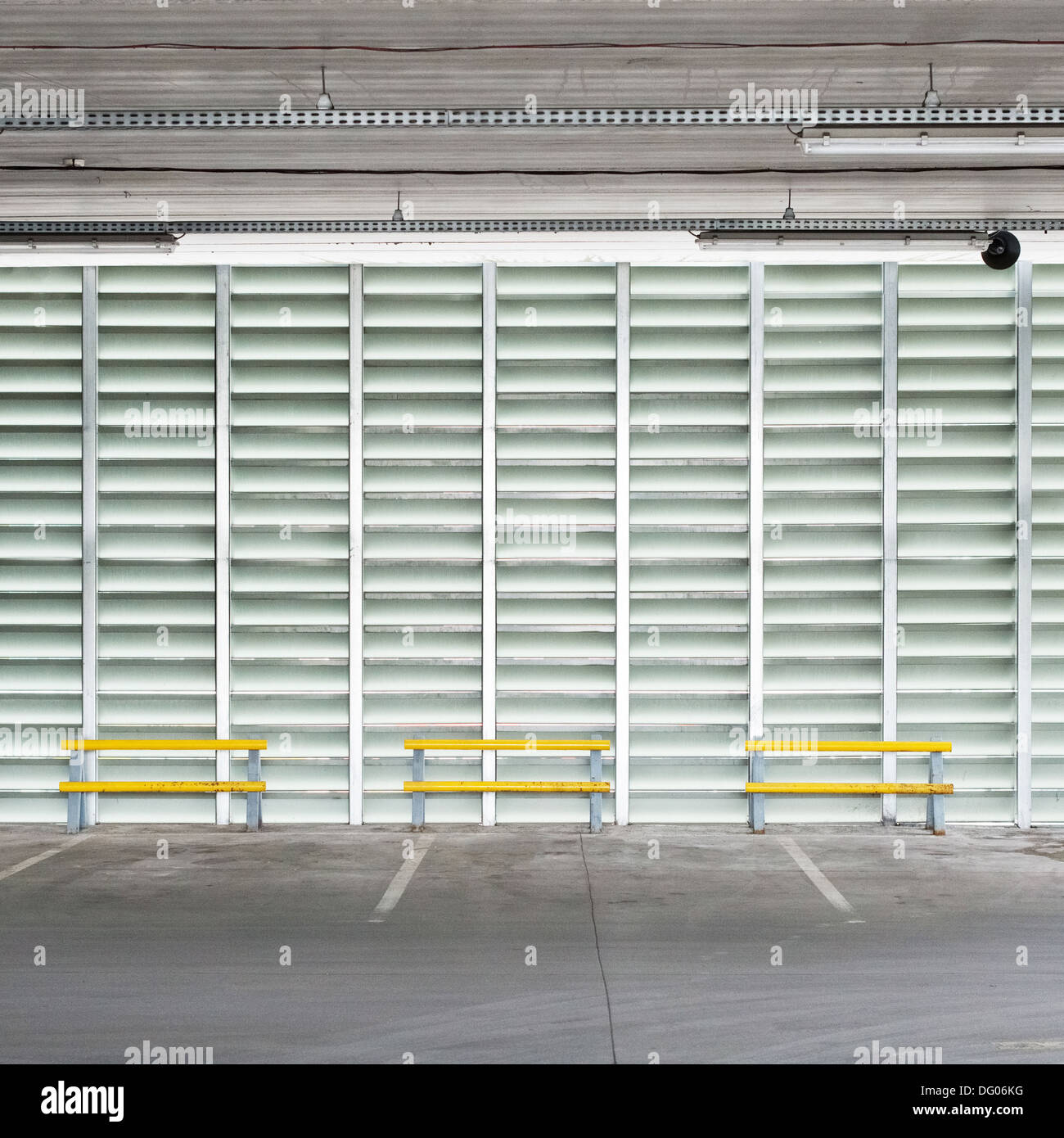 Parking vide mur, sol et plafond. Banque D'Images