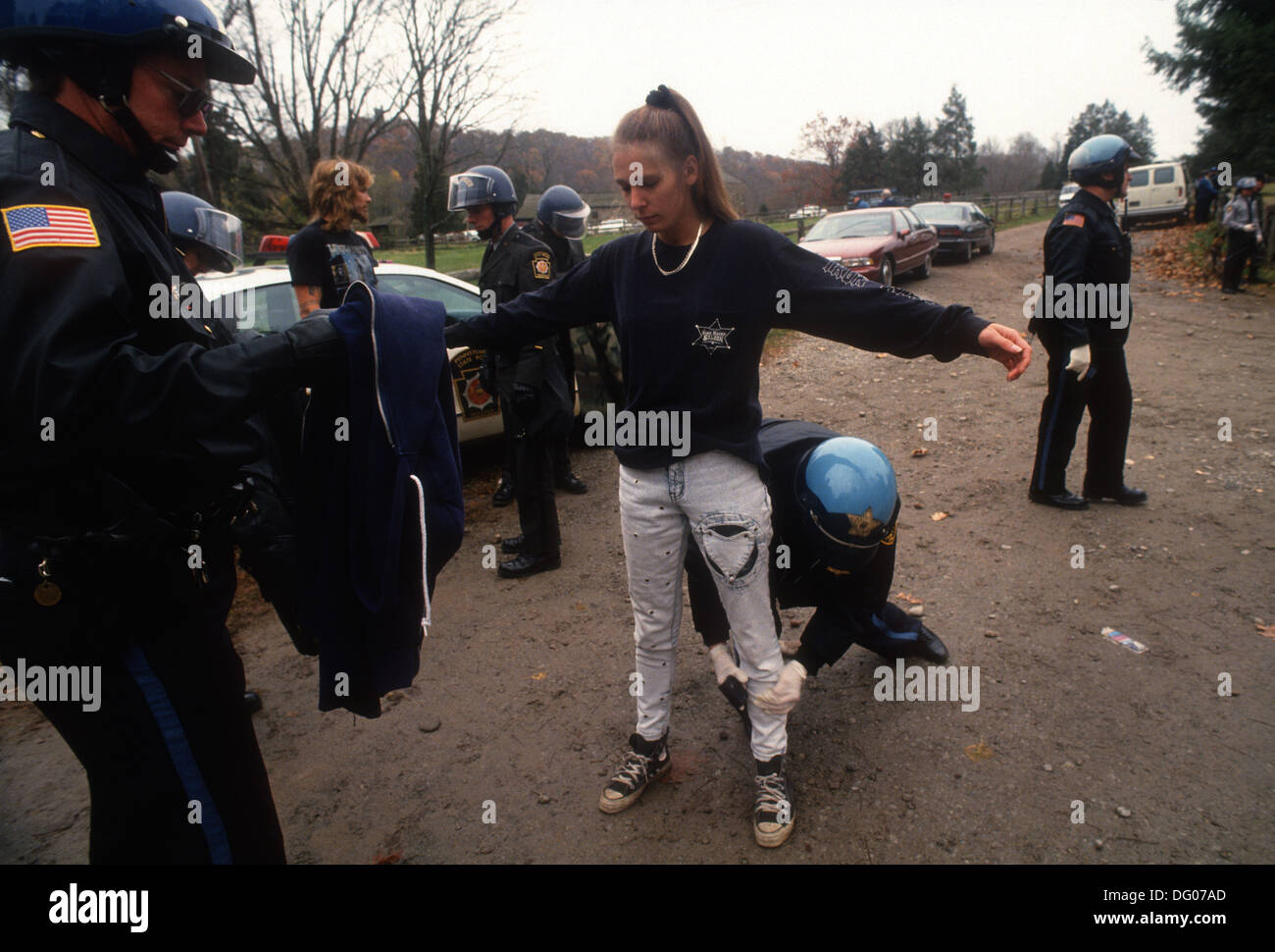 Washington's Crossing, PA - 6 Nov 1993 New York State Police arrêter et fouiller un skinhead femelle d'armes. Banque D'Images