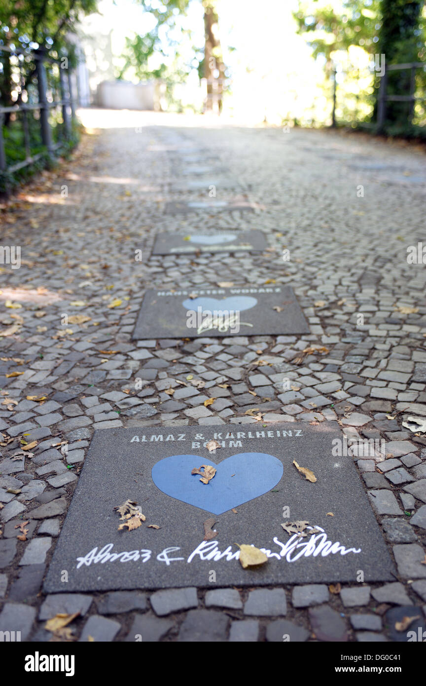 Le dévouement des pierres dans la chaussée, Abteibrücke, parc de Treptow, Berlin, Allemagne. Banque D'Images