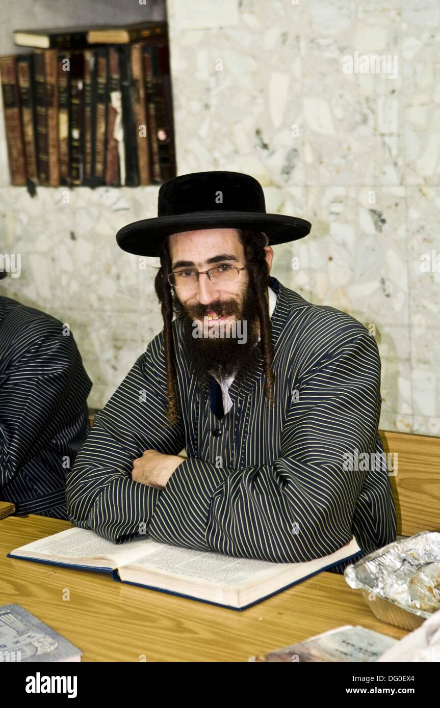 Un homme juif hassidique qui étudient la Torah dans une yeshiva dans le  quartier de Mea Shearim à Jérusalem, Israël Photo Stock - Alamy