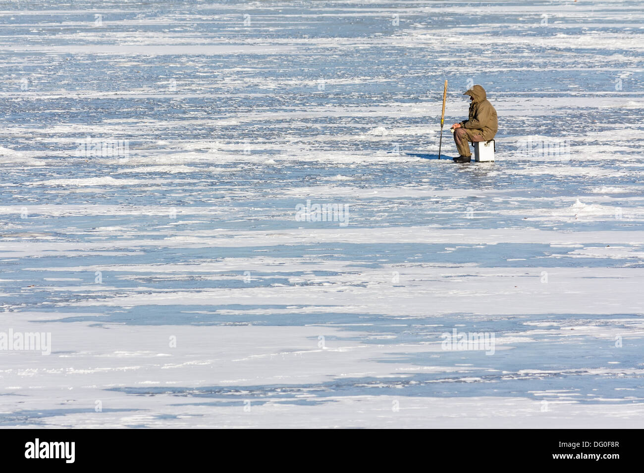 Pêcheur sur glace dans la pêche d'hiver Banque D'Images