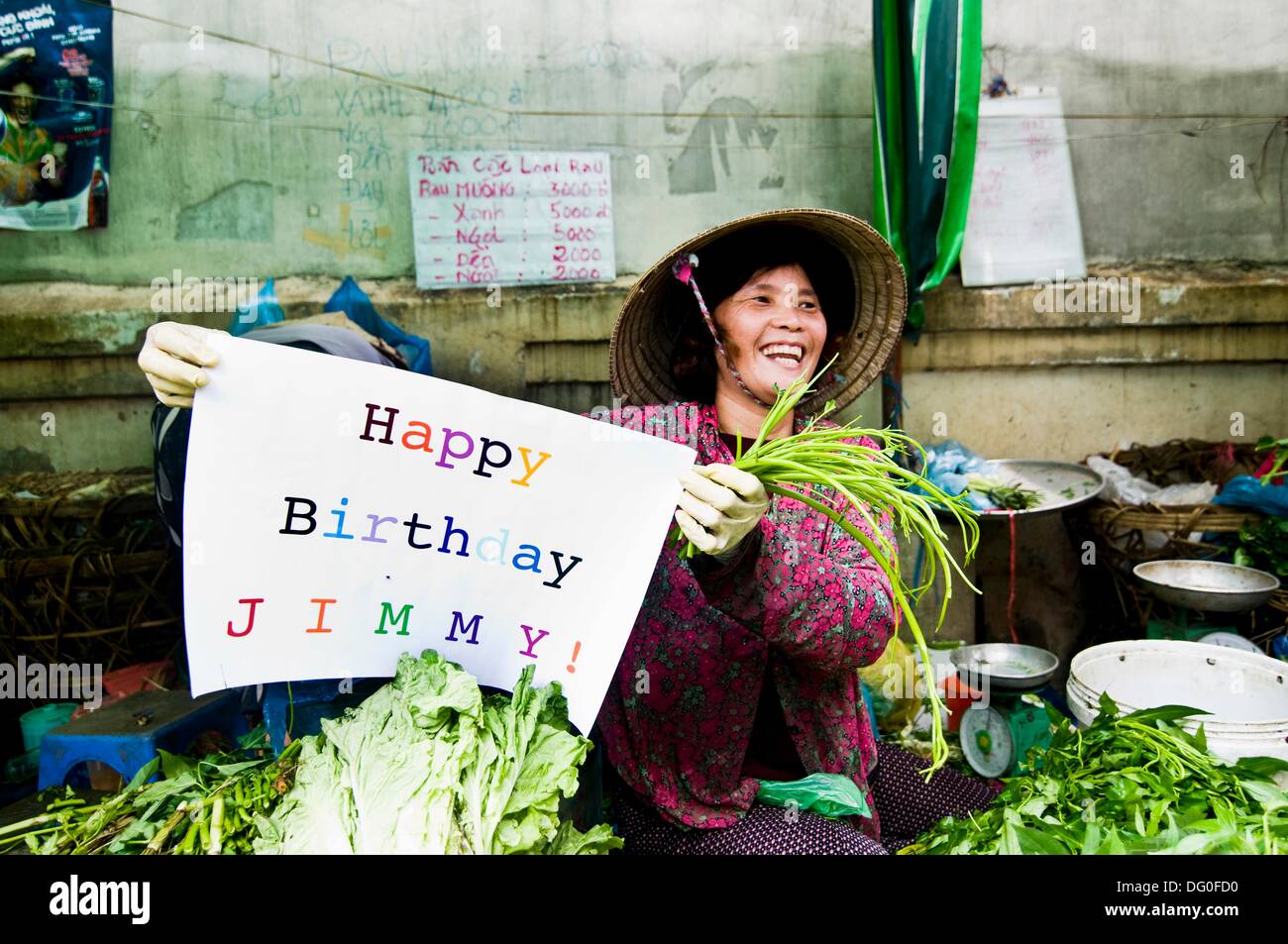 Une Vietnamienne Tenant Une Joyeux Anniversaire Signe Dans Un Marche Aux Herbes Fraiches A Saigon Photo Stock Alamy Une Vietnamienne Tenant Une Joyeux Anniversaire Signe Dans Un Marche Aux Herbes Fraiches A Saigon Photo Stock Alamy