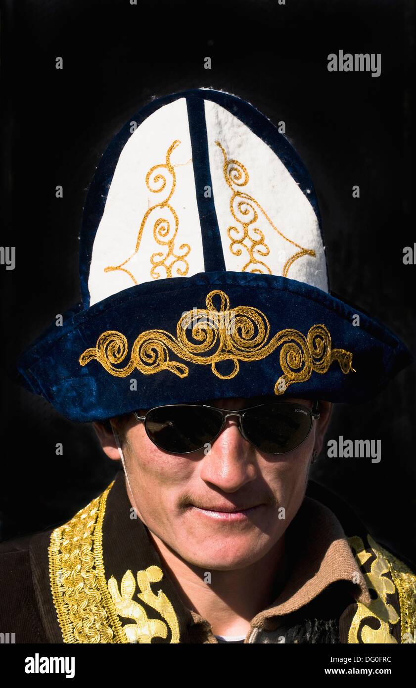 Un homme portant un chapeau kazakh traditionnel Photo Stock - Alamy