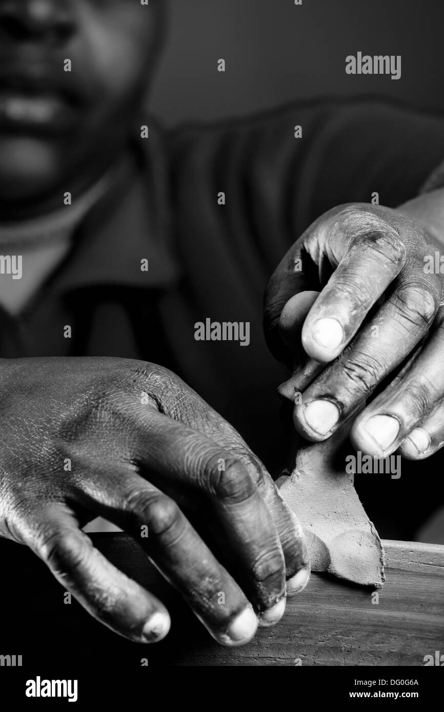 Artistes et carfters Zizamele au travail à l'atelier de poterie Banque D'Images