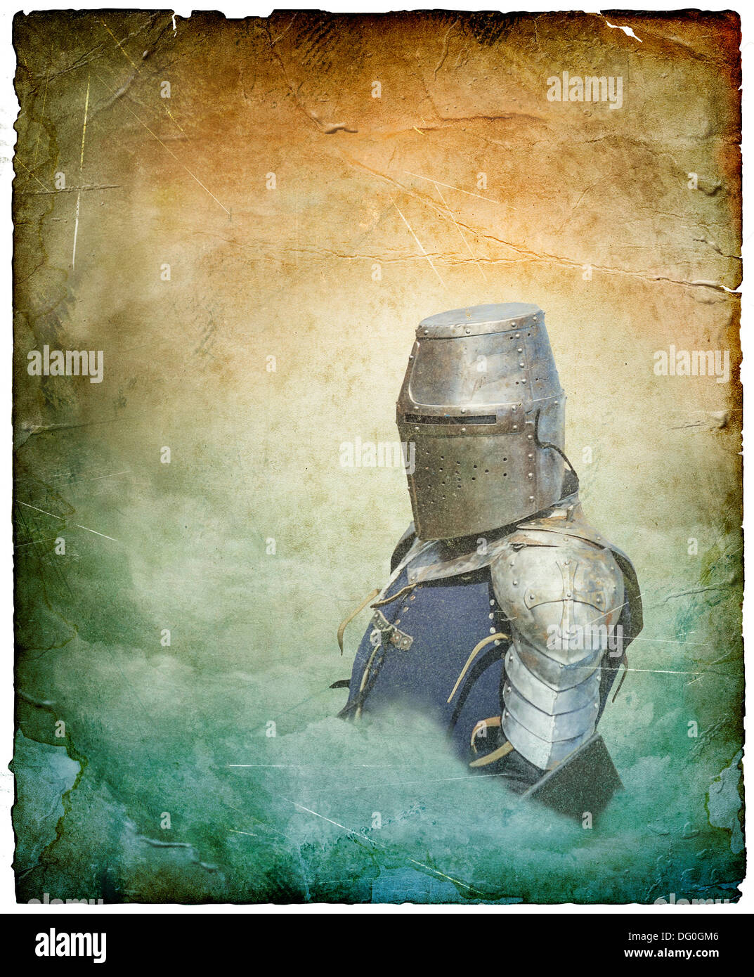 Chevalier en armure casque avec shield - carte postale rétro vintage portrait sur papier fond Banque D'Images