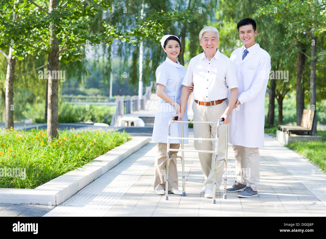 Man Walking avec déambulateur sous l'assistance de l'infirmière et médecin Banque D'Images