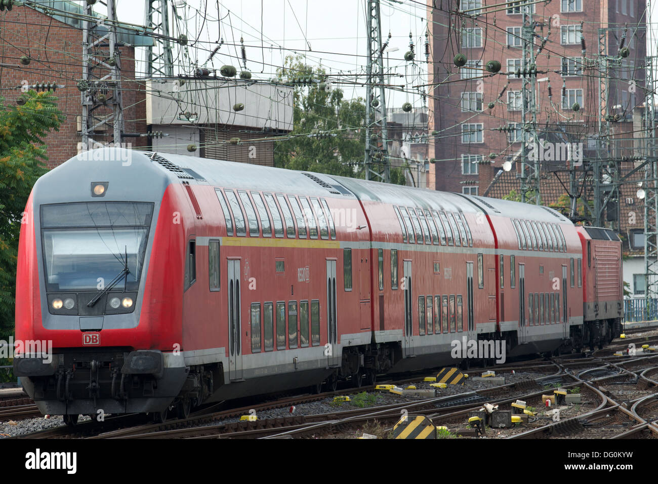 Le train de voyageurs à deux étages Banque D'Images