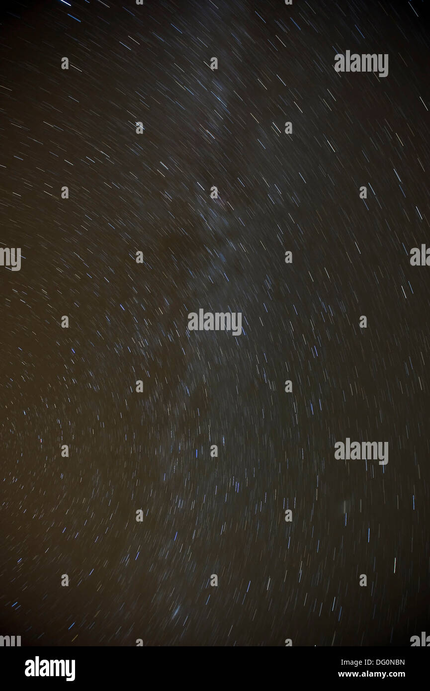 Le déplacement des étoiles dans le ciel nocturne au-dessus de Dorset, UK Banque D'Images