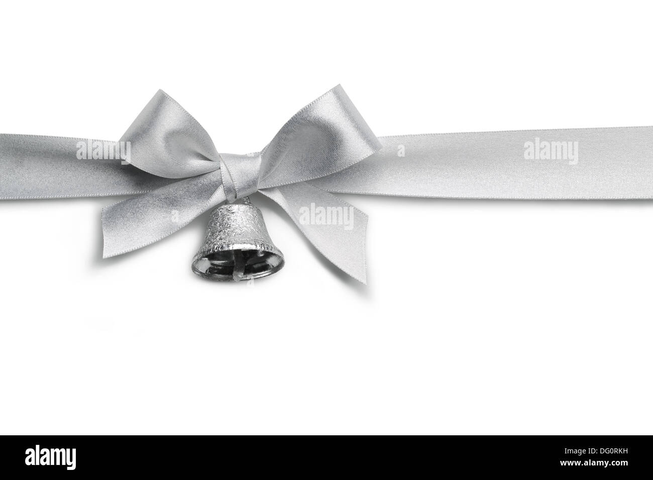 Silver ribbon bow avec jingle bell isolé sur fond blanc Banque D'Images