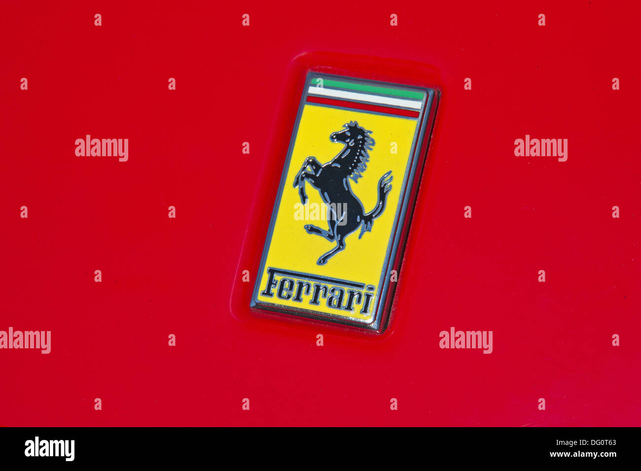 Ferrari d'un insigne sur le côté de la voiture sport rouge Banque D'Images