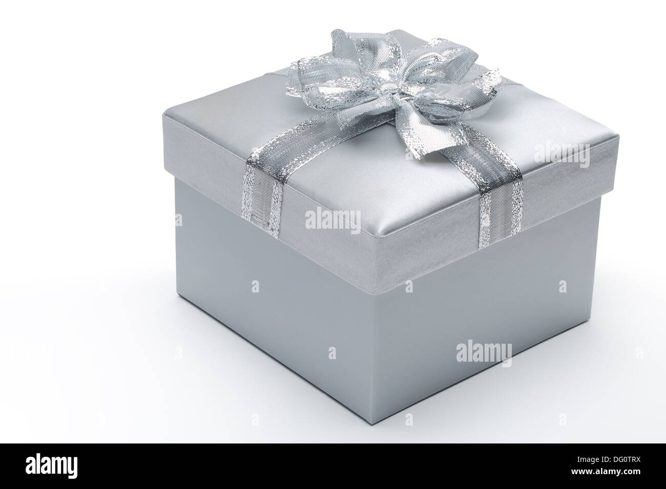 Boîte-cadeau avec un arc d'argent sur fond blanc Banque D'Images