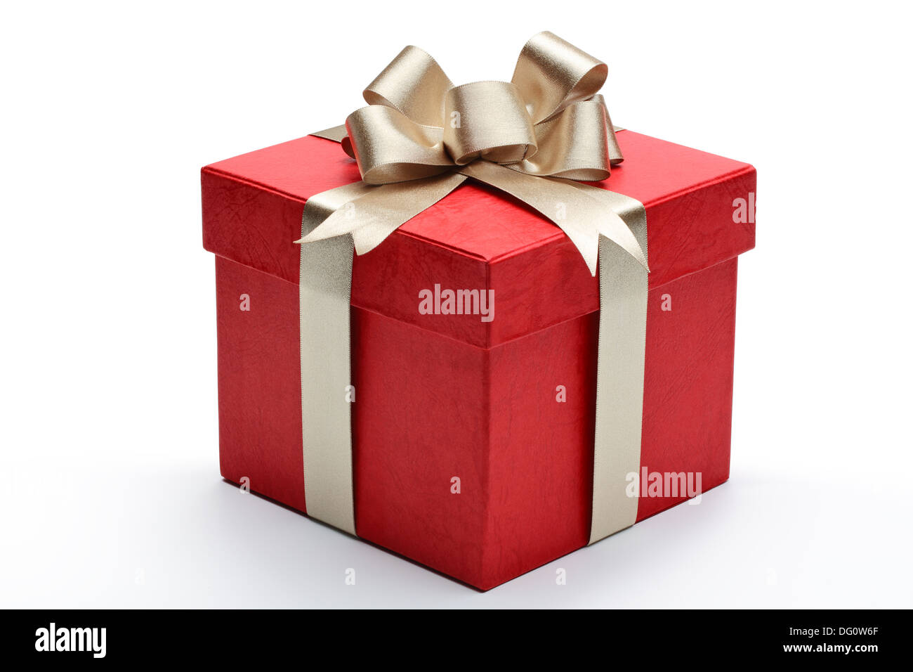 Boîte cadeau rouge avec ruban doré et bow Banque D'Images