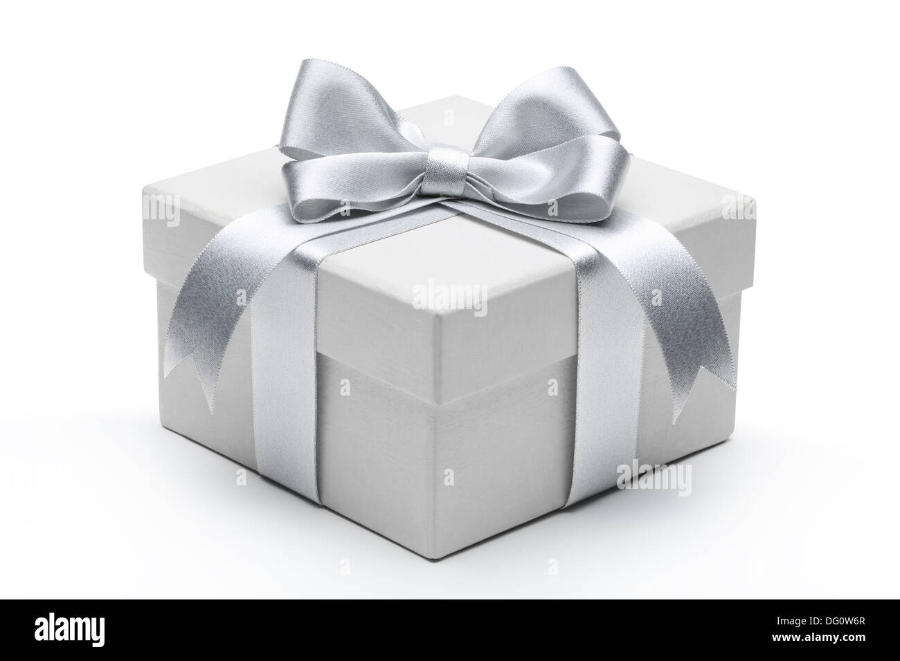 Boîte-cadeau avec ruban d'argent arc isolé sur fond blanc. Banque D'Images