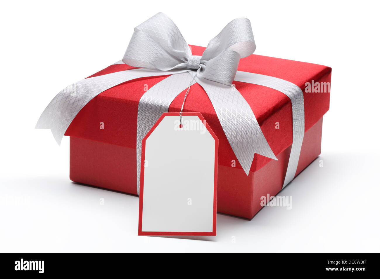 Boîte cadeau rouge avec silver bow et tag Banque D'Images