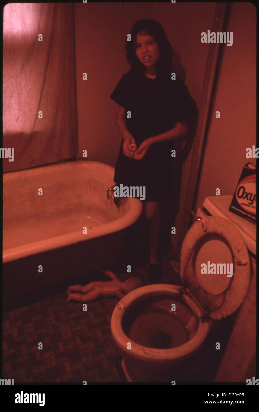 Sandy Watkins, une fille de 12 ans, fait la toilette familiale dans la salle de bain de sa maison à Mulky Square. Sa grande famille de onze personnes reflète la vie dans une communauté soudée au début du XXe siècle. Banque D'Images