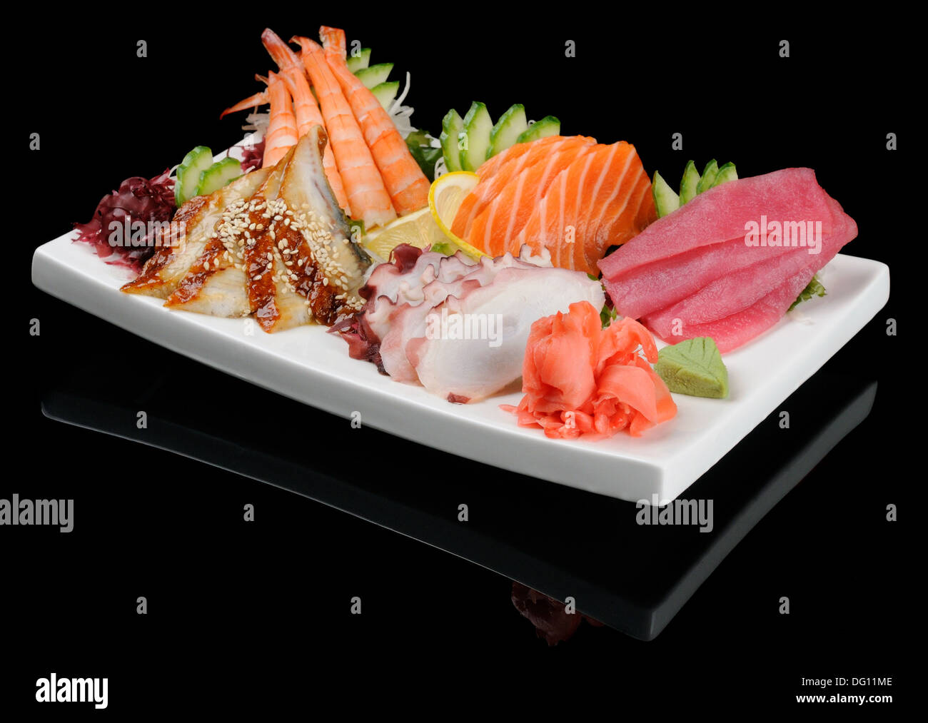 Assortiment de fruits de mer sashimi sur plaque grand triangle Banque D'Images