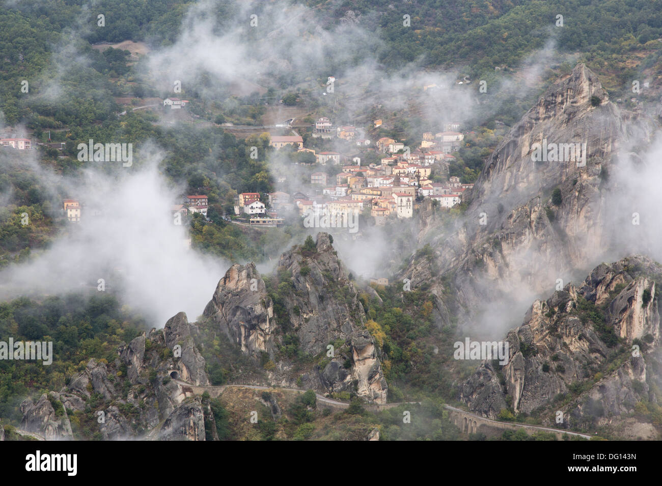 Mist tourbillonnant autour de la colline du village de Castelmezzano, Dolomiti lucane, Basilicate, Italie Banque D'Images