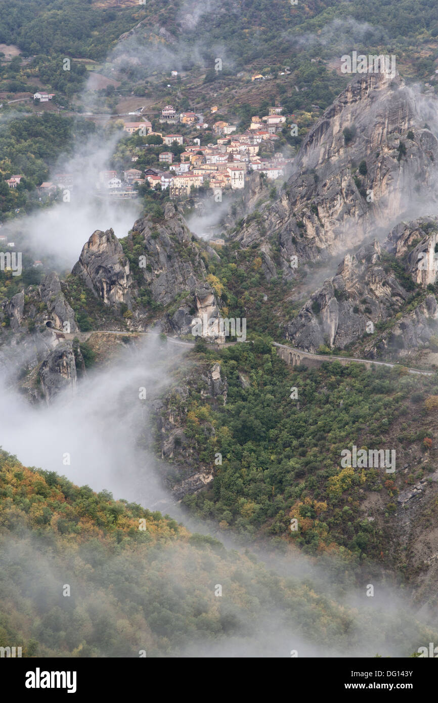 Mist tourbillonnant autour de la colline du village de Castelmezzano, Dolomiti lucane, Basilicate, Italie Banque D'Images