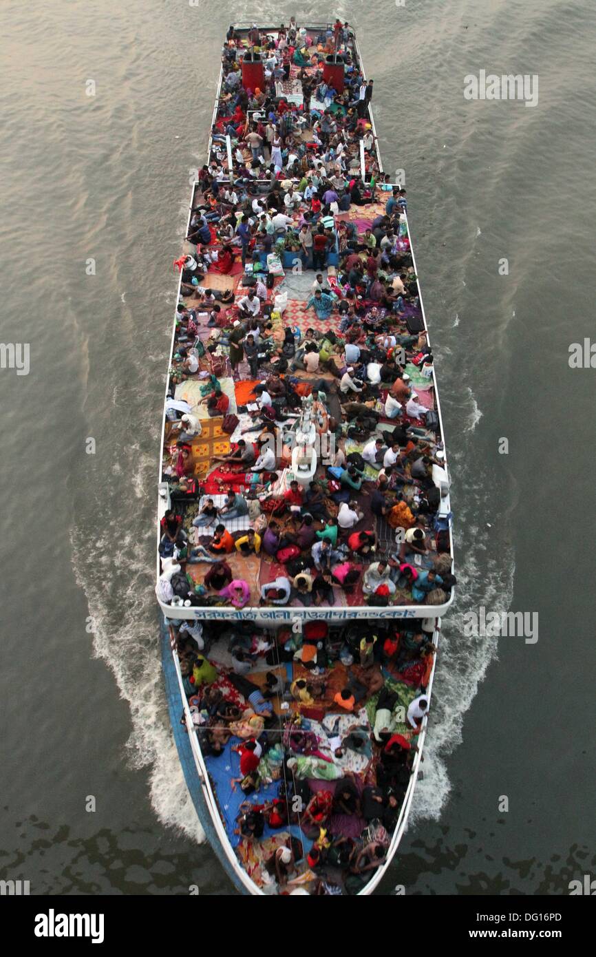 Dhaka, Bangladesh. 11 octobre 2013. Bangladeshis ride un panier-ferry, comme ils se précipitent à la maison pour être avec leur famille dans leurs villages respectifs à venir de l'Eid al-Adha festival au Sadarghat terminal de ferry sur la périphérie de Dhaka le 11 octobre 2013, 2013. L'Eid al-Adha, la plus grande manifestation musulmane de fête. Banque D'Images