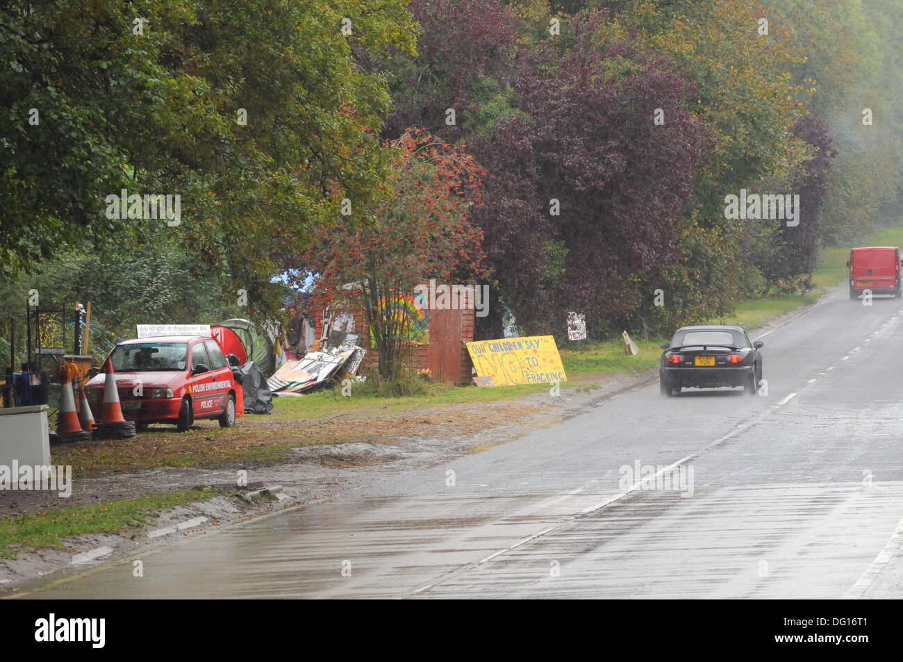 Balcombe, West Sussex, UK. Oct 11, 2013. La plupart ont quitté mais un petit groupe de militants jeton proposer de rester campé près de la route. Les quelques défenseurs de l'ordre sont la région et dépose les déchets, il est difficile de croire maintenant que ce grand camp ait jamais existé. Cette photo est le test à partir du ipad mini sur site. Banque D'Images