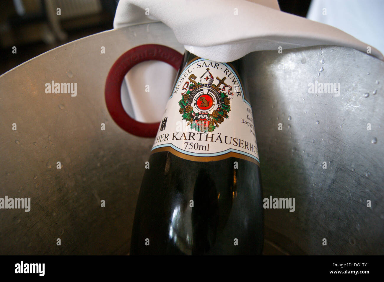 Une bouteille de Riesling Eitelsbacher Karthauserhofberg de vin de la région Mosel-Saar-Ruwer dans un seau à glace Banque D'Images