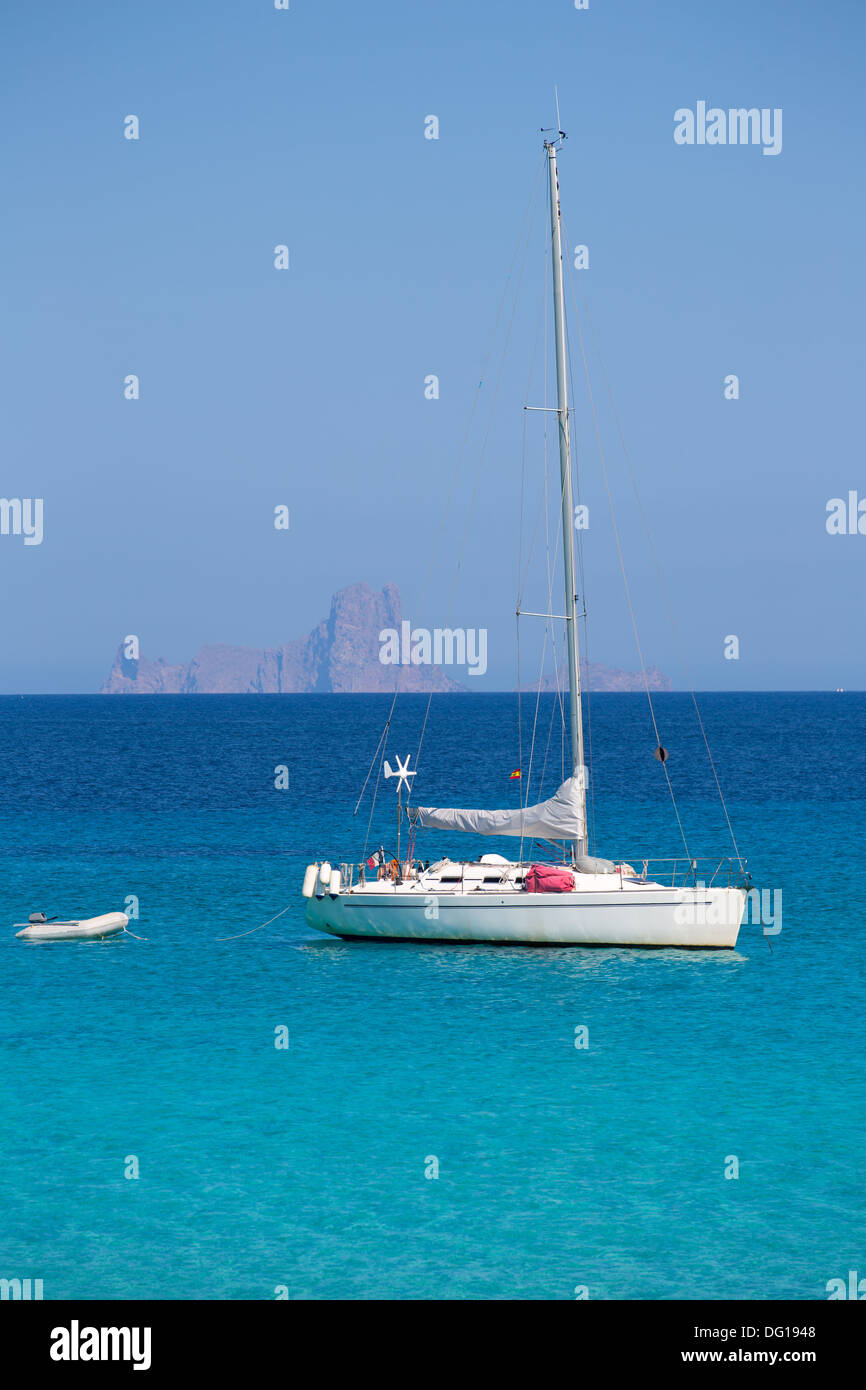 Es Vedra Ibiza avec arrière-plan voilier de Formentera en Îles Baléares Banque D'Images