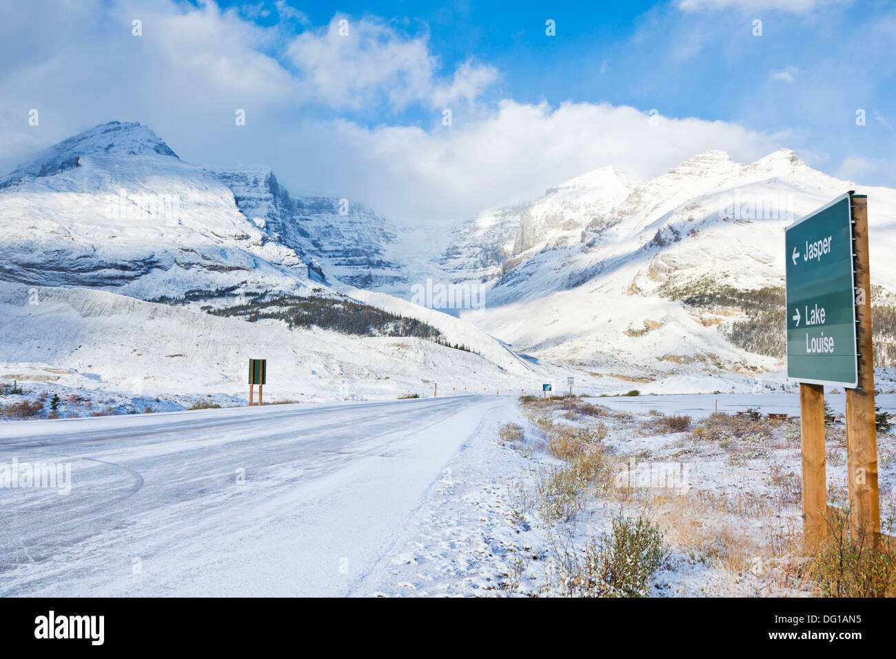 La promenade des Glaciers recouverte de glace au centre de glace tôt le matin, Jasper National Park, Alberta, Canada Amérique du Nord Banque D'Images