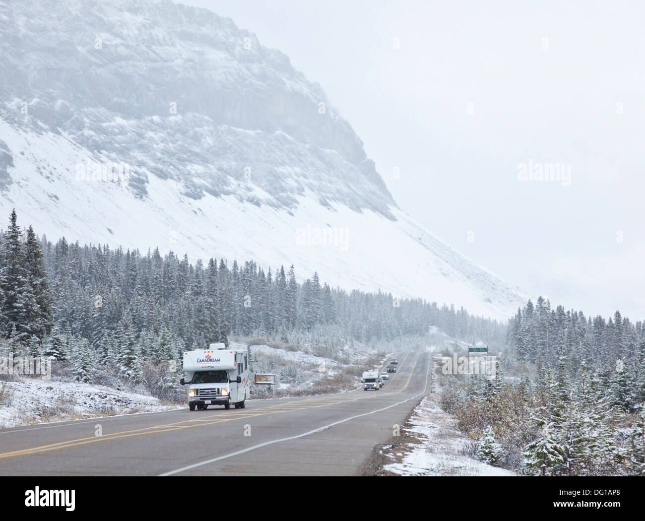 La circulation sur la Promenade des glaciers dans une tempête de neige, Parc National de Jasper Alberta Canada Amérique du Nord Banque D'Images