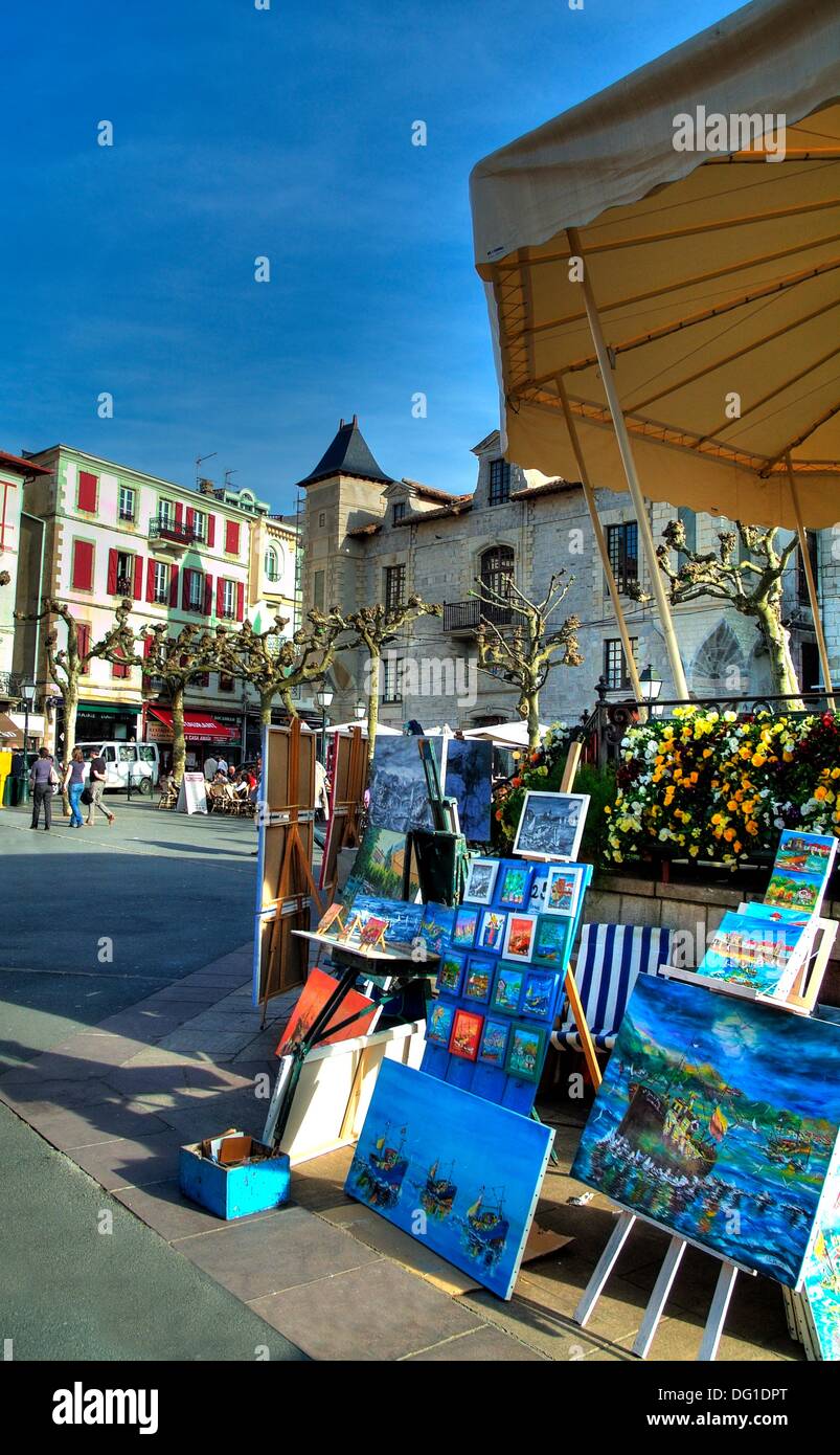 Exposition de peinture dans le square Saint Jean de Luz Aquitaine France  Photo Stock - Alamy