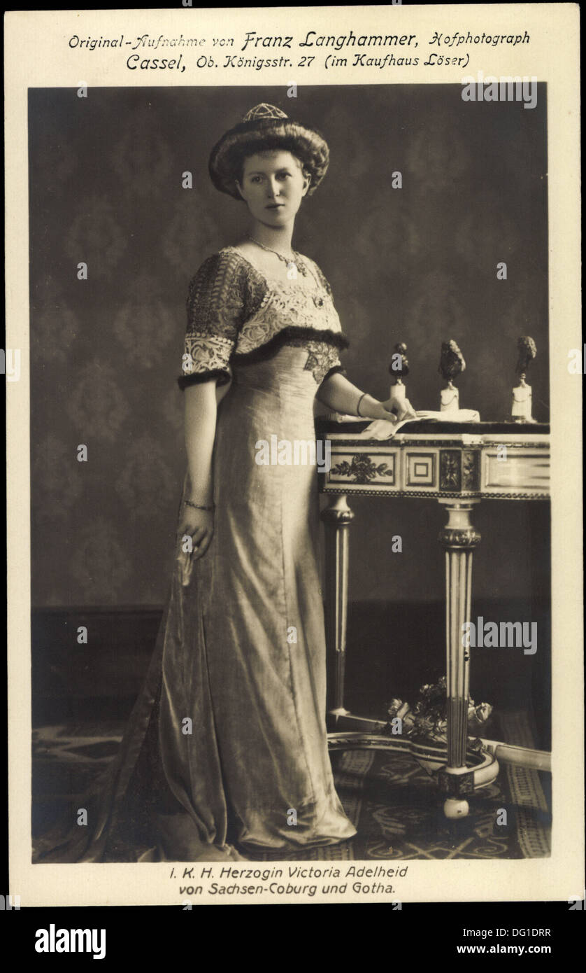 Ak Die Herzogin Adelheid Victoria von Sachsen Coburg Gotha, und Kleid Hut ; Banque D'Images