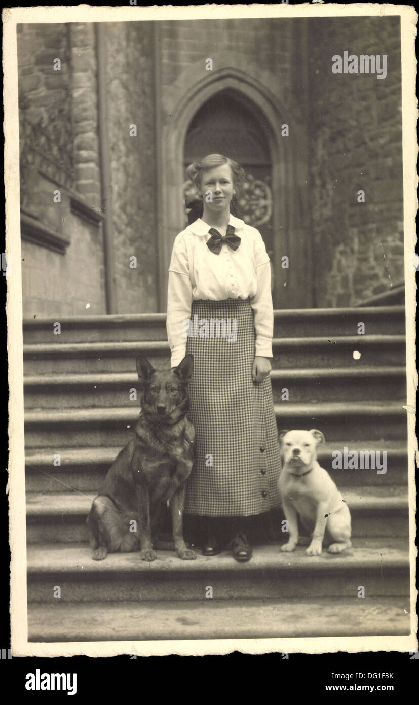 Foto Ak Juliane von Stolberg Wernigerode, Schäferhund, Bulldogge, 1899 bis 1969 ; Banque D'Images