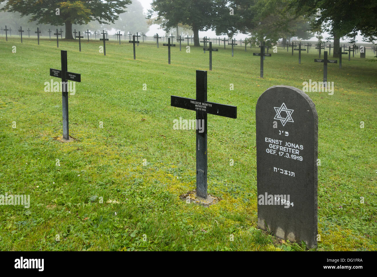 Tombes de Soldats allemands de la PREMIÈRE GUERRE MONDIALE à la Première Guerre mondiale Un Deutscher Soldatenfriedhof Sivry-sur-Meuse, bataille de Verdun, France Banque D'Images
