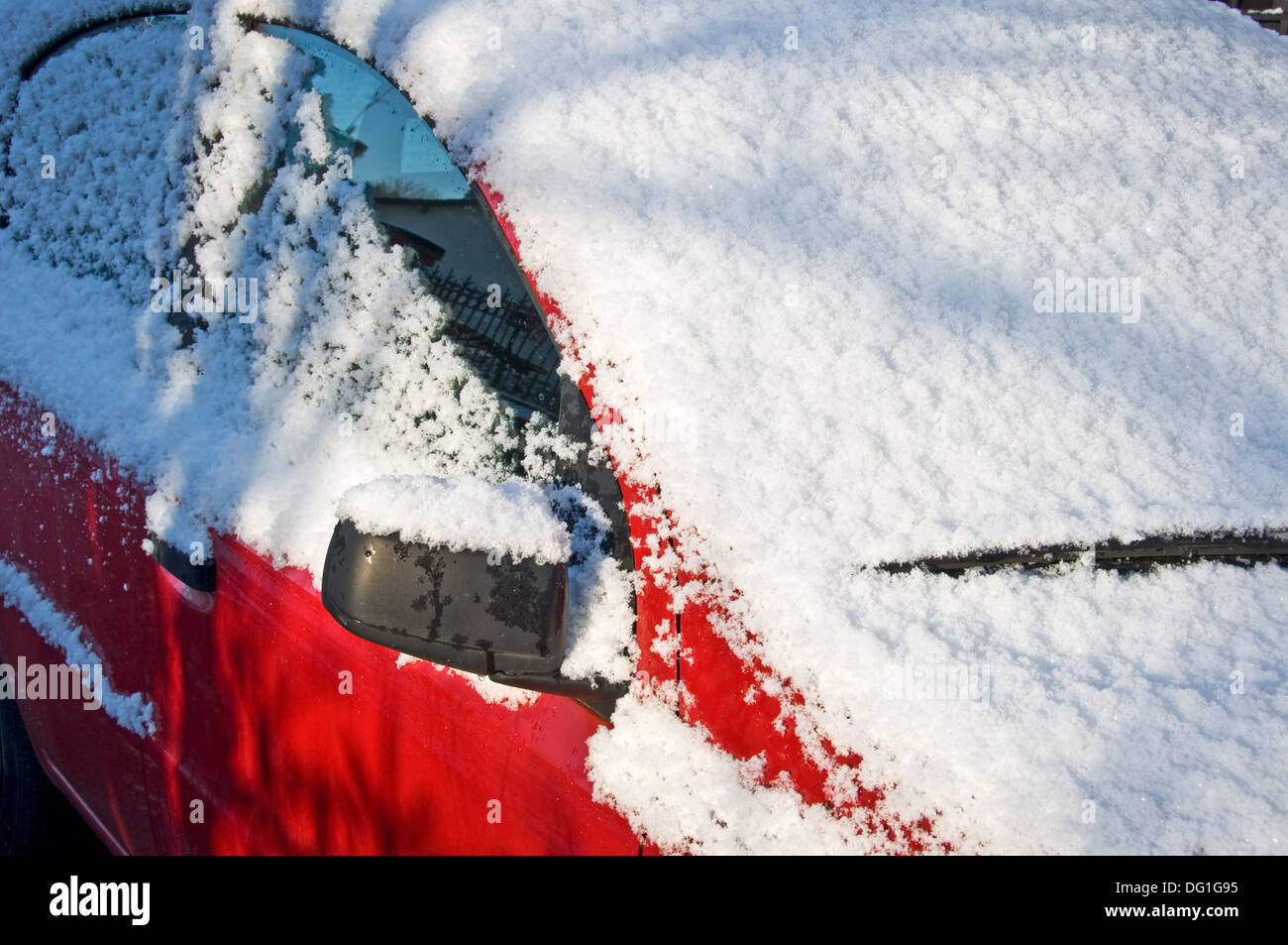 Neige sur une voiture rouge - France Banque D'Images